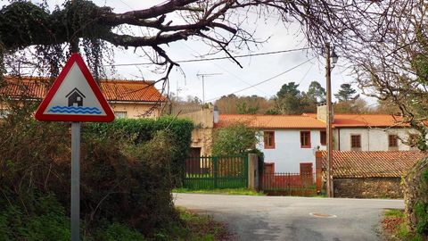 Señal para marcar una zona inundable en Crendes, Abegondo