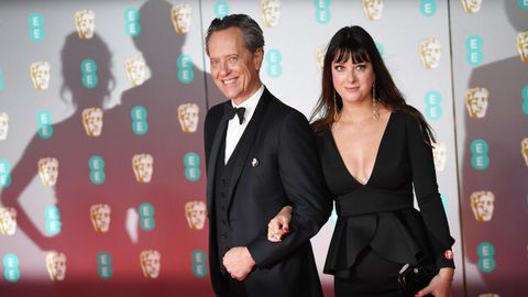 El actor Richard E. Grant y su pareja, en la alfombra roja de los Bafta
