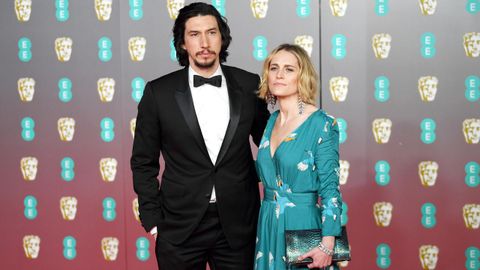 Adam Driver y Joanne Tucker, posando en la alfombra roja