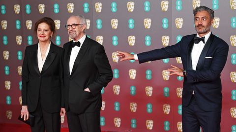 El director de «Jojo Rabbit», Taika Waititi (a la derecha), bromea con Jonathan Pryce y Kate Fahy