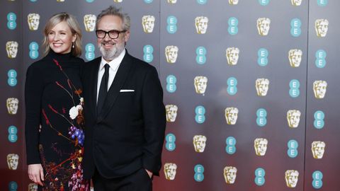 Sam Mendes y su esposa, la intérprete de música clásica Alison Balsom, en la alfombra roja. Mendes compite con su filme «1917»