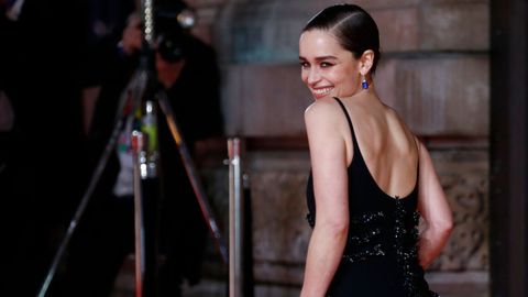 Emilia Clarke sonríe a su llegada al Royal Albert Hall