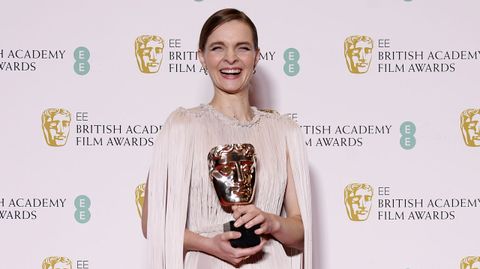 Hildur Guonadottir, con su máscara de oro a la mejor banda sonora por la música del filme «Joker»