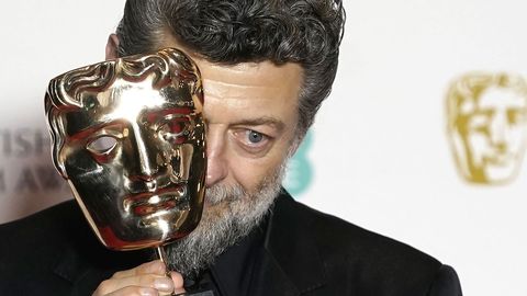 El actor Andy Serkis, con su premio Bafta recibido por su contribución al cine británico