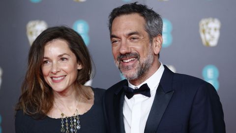 El realizador Todd Phillips, autor del filme «Joker», y su compañera, la fotógrafa Alexandra Kravetz, a su llegada al Royal Albert Hall