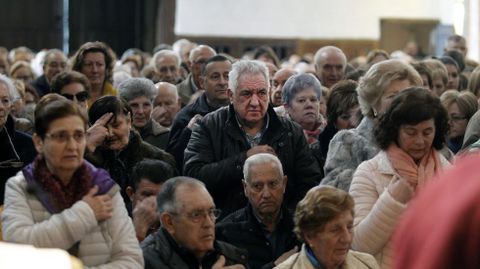 Los fieles llenaron la iglesia de A Régoa en la primera misa de San Blas que se celebra fuera de San Vicente