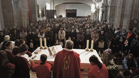 Los fieles llenaron la iglesia de A Régoa en la primera misa de San Blas que se celebra fuera de San Vicente