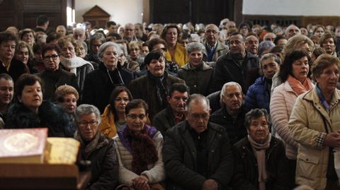 Los fieles llenaron la iglesia de A Régoa en la primera misa de San Blas que se celebra fuera de San Vicente