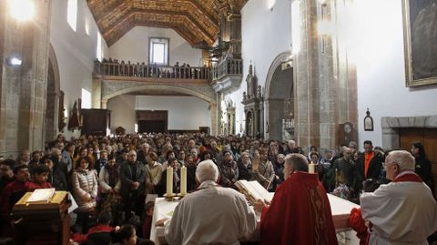 Tres sacerdotes cooficiaron la misa de San Blas que se celebró este lunes en la iglesia de A Régoa