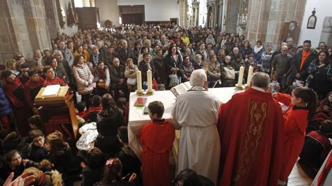 Tres sacerdotes cooficiaron la misa de San Blas que se celebró este lunes en la iglesia de A Régoa