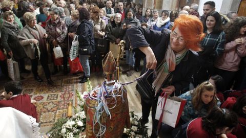Decenas de personas cumplieron con la tradición de pasar sus cintas alrededor de la imagen de San Blas