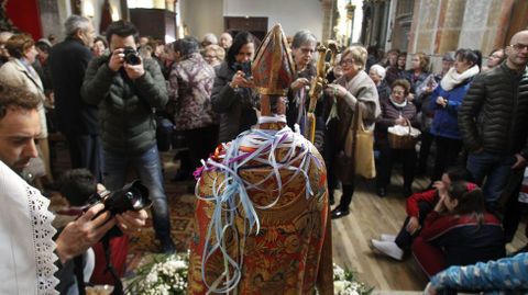 Decenas de personas cumplieron con la tradición de pasar sus cintas alrededor de la imagen de San Blas