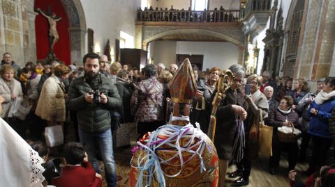 La tradición religiosa dice que las cintas de San Blas protegen contra los males de garganta