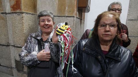 La mayoría de los asistentes a la misa llevaban sus cintas de colores para que fuesen bendecidas