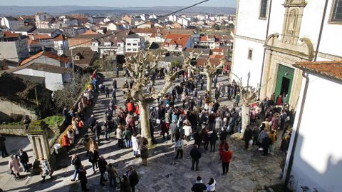 Los fieles, a la salida de la misa en el atrio de la iglesia de A Régoa