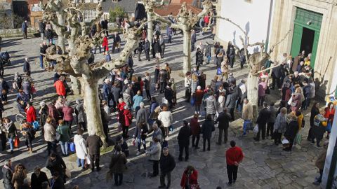 Los fieles, a la salida de la misa en el atrio de la iglesia de A Régoa
