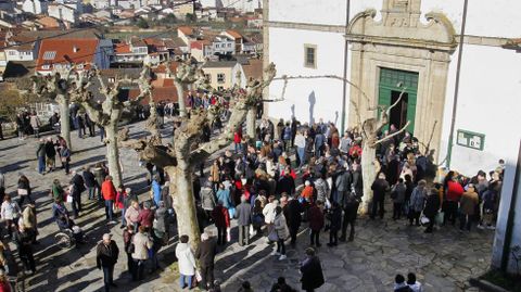 El público, a la salida de la misa en el atrio de la iglesia de A Régoa