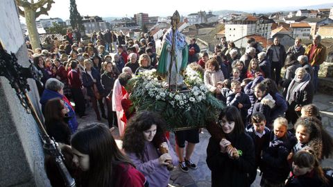 Escolares del colegio Torre de Lemos, que está al lado de la iglesia de A Régoa, sacaron la imagen del santo en procesión tras la misa