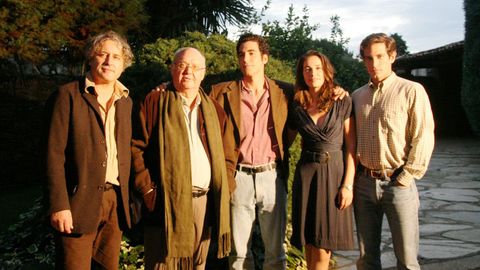 José Luis Cuerda (segundo por la izquierda) presentó en el pazo de Santa Cruz de Mondoi, en Oza dos Ríos, el rodaje de la película «Todo es silencio», basado en una novela de Manuel Rivas (primero por la izquierda).