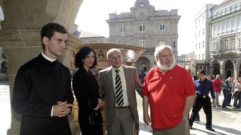 El director José Luis Cuerda (con polo rojo) posa durante un rodaje de «Los girasoles ciegos» con el por entonces alcalde de la ciudad, Francisco Rodríguez; y la actriz Maribel Verdú.