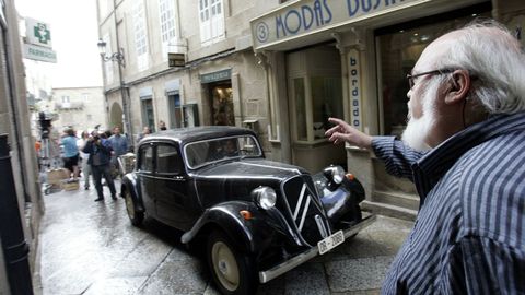 Un coche clásico entra por una de las calles de la ciudad de As Burgas.
