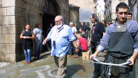 El director, José Luis Cuerda, camina por las calles de Ourense durante el rodaje.