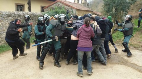 Intervencin de la Guardia Civil, durante el desalojo de la Casona de Ronzn
