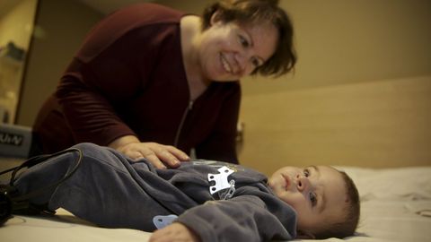 Lois, con su madre Daniela, uno de los niños del Hotel de Corazones