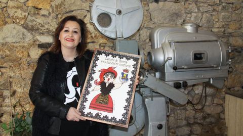 Susana de la Cruz con la Carmela que el Concello de A Rúa usó como regalo institucional en la Festa do Codillo