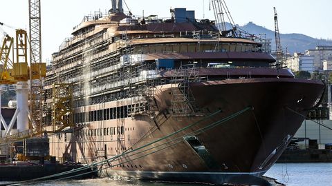 Estructura del buque Evrima de Ritz Carlton, fondenado en aguas de la ría de Vigo