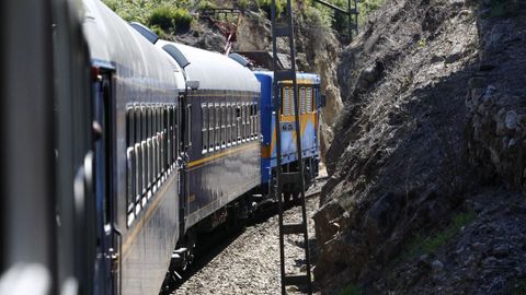 Esta imagen desde el tren turístico de la Ribeira Sacra evidencia el angosto trazado de la línea