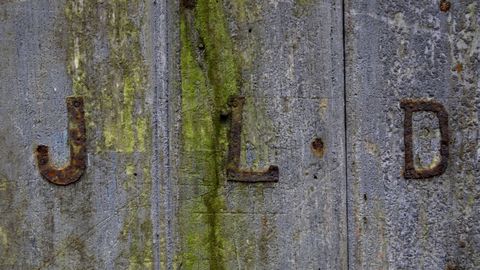 Inscripción en la puerta del molino bajo las siglas J. L. C.