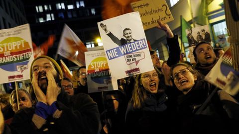 Cientos de manifestantes protestaron anoche frente a la sede del Partido Libre Democrtico (FDP) en Berln por no rechazar el apoyo de la ultraderachista AfD