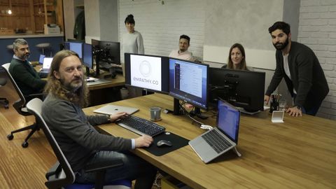 Parte de la plantilla de Emphaty en su sede de A Coruña