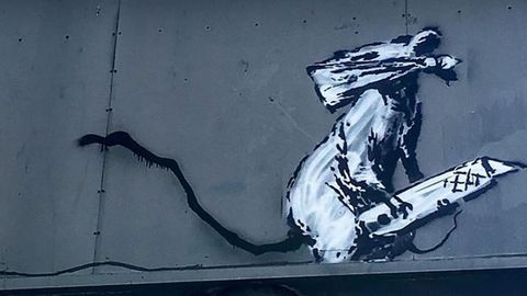 El grafitero britnico pint su obra en una seal en el aparcamiento del museo