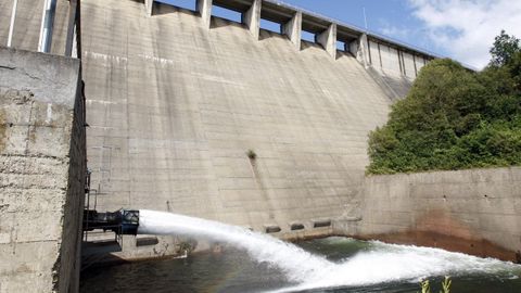 Salida de agua al pie de la presa de Vilasouto, que abastece el canal de regadío