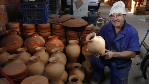 Enrique Cabana elabora las vasijas que se lanzarán en el domingo oleiro de Xinzo