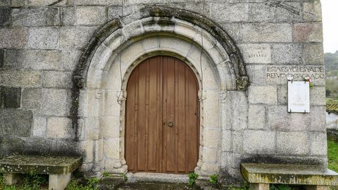 Puerta de la iglesia parroquial de Santa María de Abeleda, de origen románico