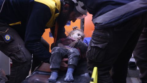 Los equipos de rescate evacúan a una niña herida en los bombardeos sirios y rusos en una localidad de la provinicia de Alepo
