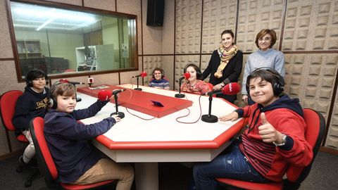 Alumnos do colexio da Bandeira no programa «Ecovoz». Podes baixar os pódcast dende a web de Radio Voz (https://www.radiovoz.com/archivo/)