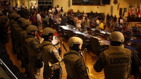 Soldados en el interior de la Asamblea Legislativa de El Salvador, el pasado domingo