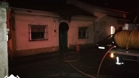 Incendio de su vivienda en Conde de Santa Brbara, en Lugones, Siero