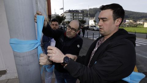 El comité de Alcoa en San Cibrao colocó lazos azules en Xove para reclamar apoyos al sector