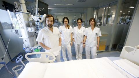 El equipo de coordinación de trasplantes del Cunqueiro: de izquierda a derecha, Lucas Lage, Vanesa Gómez, Eva Menor y Sabela Vara , todos ellos médicos de la uci