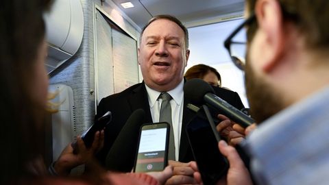 Pompeo habla con la prensa en el avión que lo traslada a Múnich