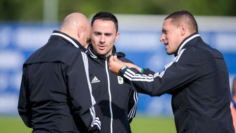 Javi Rozada charla con  Javier Benavides (derecha) y Alberto Martnez (centro) durante un entrenamiento