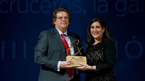 José Hermoso, director nacional de Princess Cruises, recogió de Irene Souto el premio a mejor naviera premium