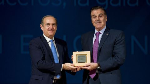 El presidente del Puerto, Enrique Losada, con el de los amarradores y también del Deportivo, Fernando Vidal