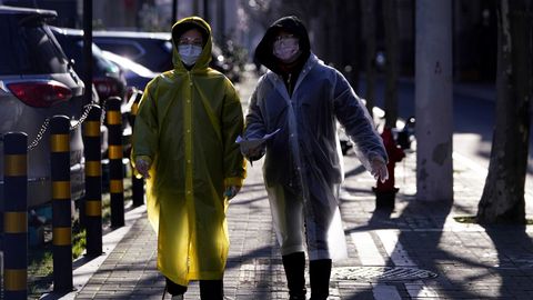 Ciudadanos de Shanghi usan chubasqueros plsticos como medida de proteccin.