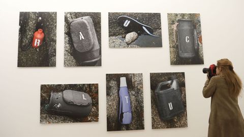 Los objetos traídos por las mareas inspiran parte de la obra de Torres
